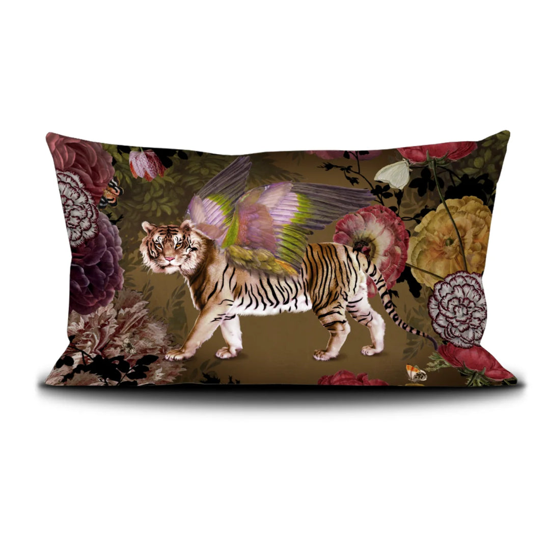 Kuvassa Voglio Bene -tyynyn San Marco -kuvituksella. Siivekäs tiikeri seisoo vihreällä kukkametsätaustalla.
The Voglio Bene cushion with San Marco illustration. A winged tiger stands against a lush green floral forest background.