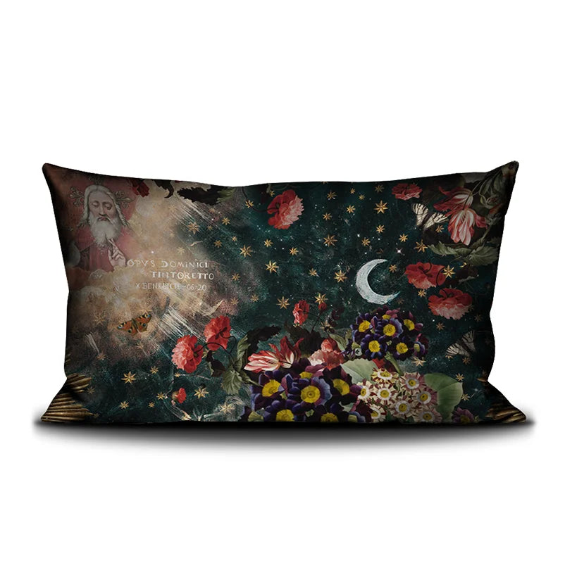 Voglio Bene Marie Magdeline -tyynyn takanäkymä. Kuvassa kukka- ja heinäasetelma kuun valossa ja vanha mies kuvattuna taivaalla koristeellisella taustalla.
Back view of a Voglio Bene Marie Magdeline cushion. The image features a floral and grass arrangement in moonlight with an old man in the sky on a decorative background.