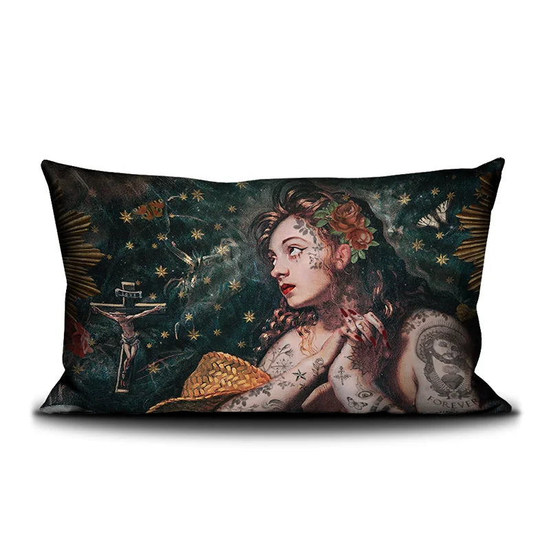 Voglio Bene Marie Magdeline -tyynyn etunäkymä. Kuvassa tatuoitu nainen rukoilee katse suunnattuna taivaaseen. Hänen vierellään on krusifiksi, ja taustalla näkyy perhosia sekä tähtiä.
Front view of a Voglio Bene Marie Magdeline cushion. The illustration shows a tattooed woman praying toward the sky, with a crucifix beside her and butterflies and stars in the background.