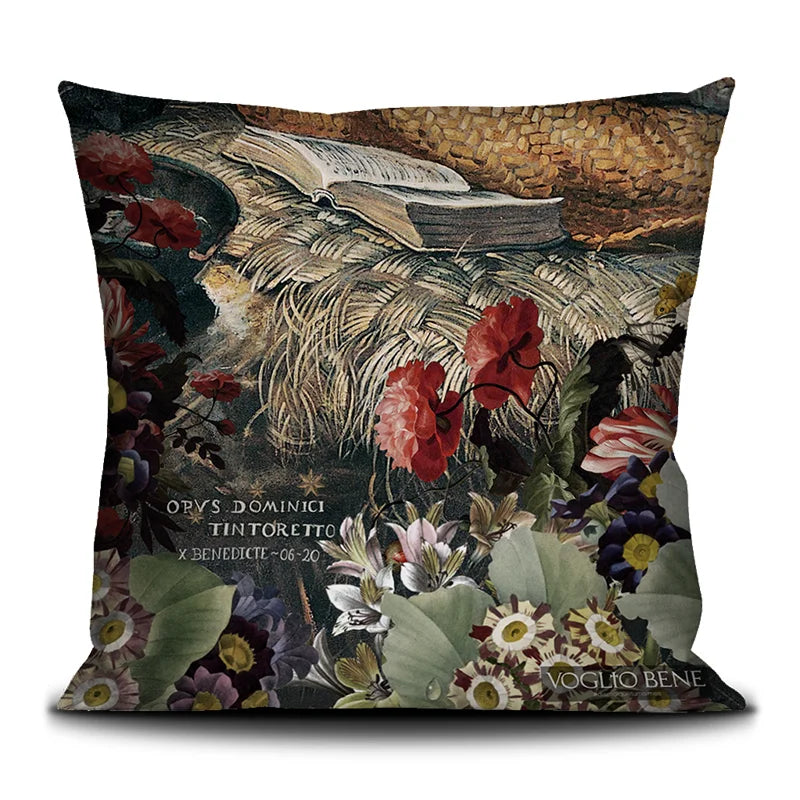 Voglio Bene Marie Magdeline -tyynyn takanäkymä. Kuvassa kukka- ja heinäasetelma koristeellisella taustalla.
Back view of a Voglio Bene Marie Magdeline cushion. The image features a floral and grass arrangement on a decorative background.