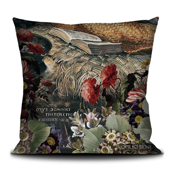 Voglio Bene Marie Magdeline -tyynyn takanäkymä. Kuvassa kukka- ja heinäasetelma koristeellisella taustalla.
Back view of a Voglio Bene Marie Magdeline cushion. The image features a floral and grass arrangement on a decorative background.
