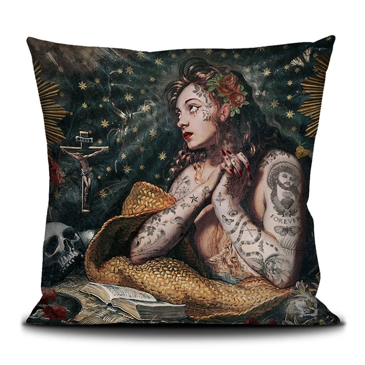 Voglio Bene Marie Magdeline -tyynyn etunäkymä. Kuvassa tatuoitu nainen rukoilee katse suunnattuna taivaaseen. Hänen vierellään on krusifiksi, ja taustalla näkyy pääkallo sekä tähtiä.
Front view of a Voglio Bene Marie Magdeline cushion. The illustration shows a tattooed woman praying toward the sky, with a crucifix beside her and a skull and stars in the background.