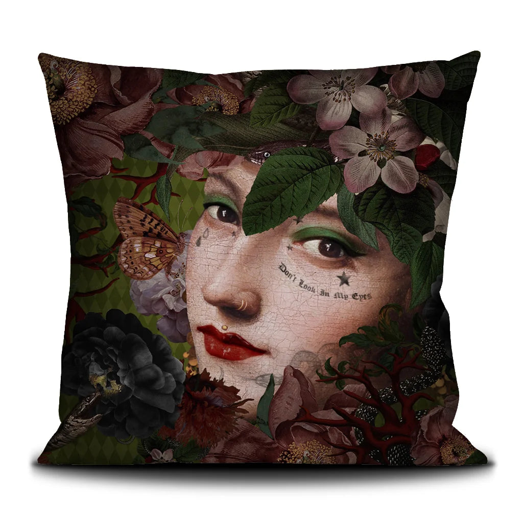Voglio Bene Medusa -tyynyn takanäkymä. Lähikuva Medusan kasvoista, joilla perhonen lepää.
Back view of a Voglio Bene Medusa cushion. A close-up view of Medusa’s face with a butterfly resting on her features.