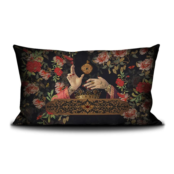 Voglio Bene Messina -tyynyn takanäkymä. Kuvassa kädet pitelevät kruunua, taustalla koristeellinen medaljonkikuvio.
Back view of a Voglio Bene Messina cushion. The image shows hands holding a crown against a patterned medallion background.