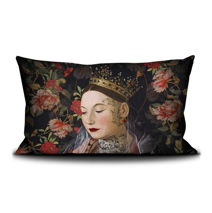 Voglio Bene Messina -tyynyn etunäkymä. Kuvassa tatuoitu kuningatar kukkien ympäröimänä, katse suunnattuna eteenpäin.
Front view of a Voglio Bene Messina cushion. The illustration shows a tattooed queen surrounded by flowers, gazing forward.