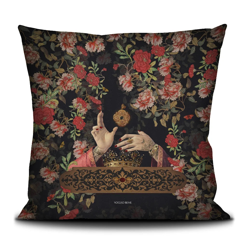 Voglio Bene Messina -tyynyn takanäkymä. Kuvassa kädet pitelevät kruunua, taustalla koristeellinen medaljonkikuvio.
Back view of a Voglio Bene Messina cushion. The image shows hands holding a crown against a patterned medallion background.