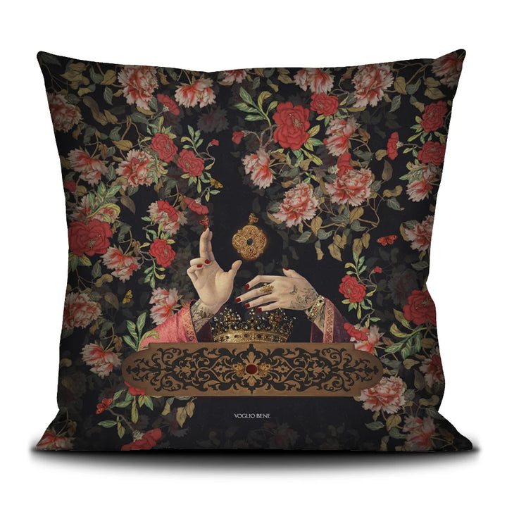 Voglio Bene Messina -tyynyn takanäkymä. Kuvassa kädet pitelevät kruunua, taustalla koristeellinen medaljonkikuvio.
Back view of a Voglio Bene Messina cushion. The image shows hands holding a crown against a patterned medallion background.