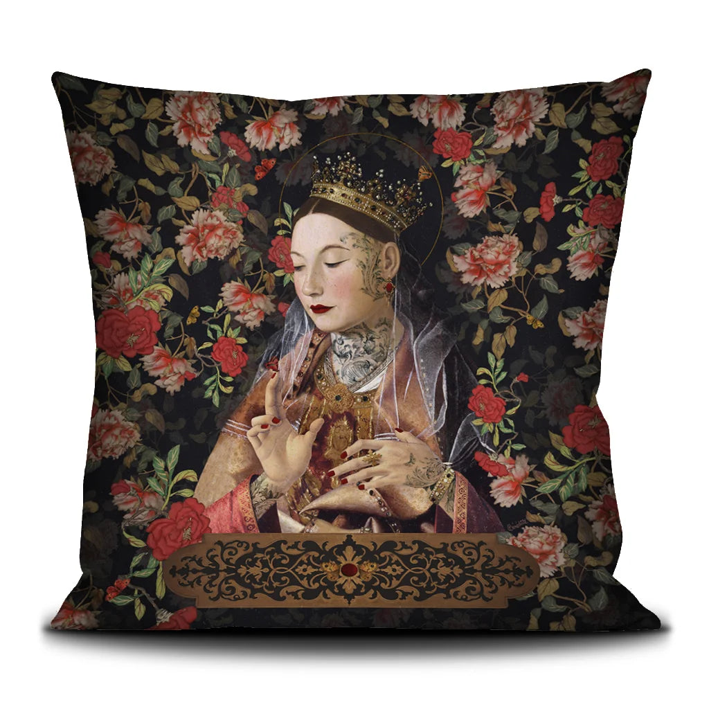 Voglio Bene Messina -tyynyn etunäkymä. Kuvassa tatuoitu kuningatar kukkien ympäröimänä, katse suunnattuna eteenpäin.
Front view of a Voglio Bene Messina cushion. The illustration shows a tattooed queen surrounded by flowers, gazing forward.