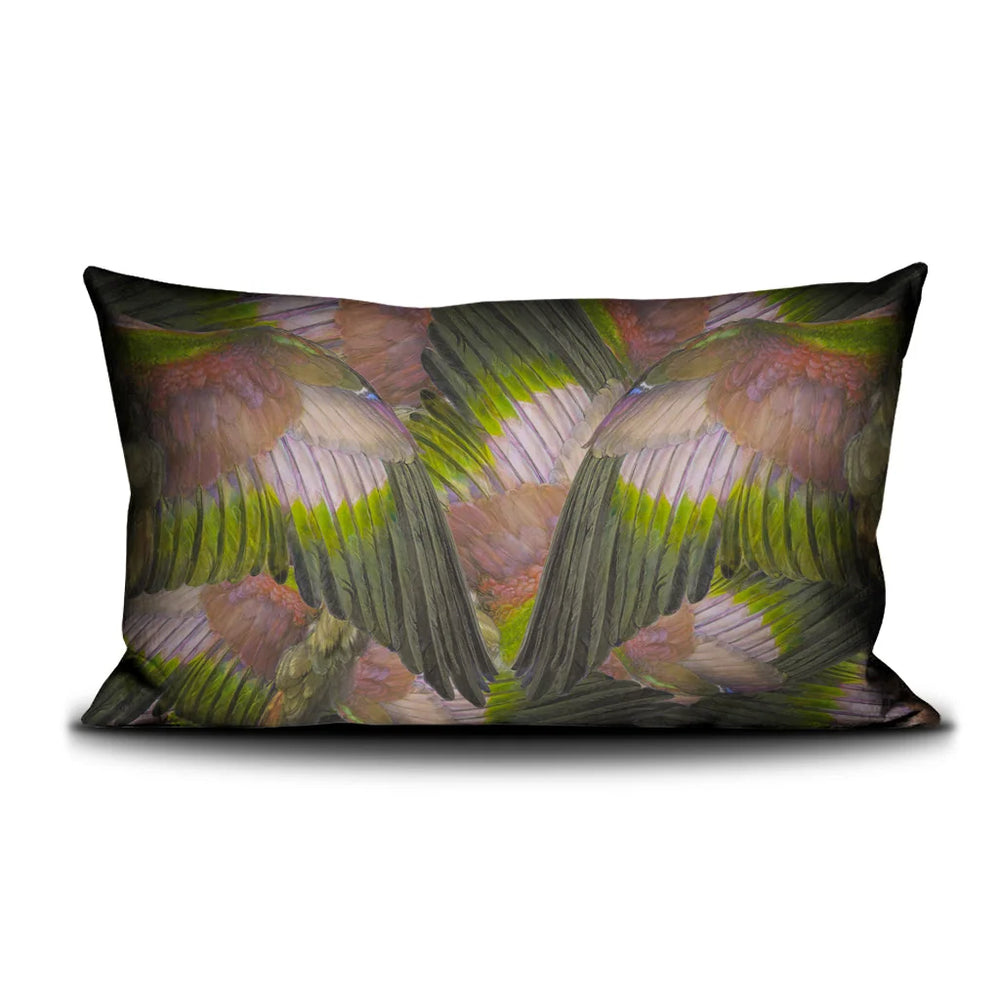 Kuvassa Voglio Bene -tyynyn takapuoli A Midsummer Night’s Dream -kuvituksella. Koko kuvitus on täynnä värikkäitä siipiä, jotka limittyvät toisiinsa.
The back of the Voglio Bene cushion with the A Midsummer Night’s Dream illustration. The entire design is filled with overlapping colorful wings.