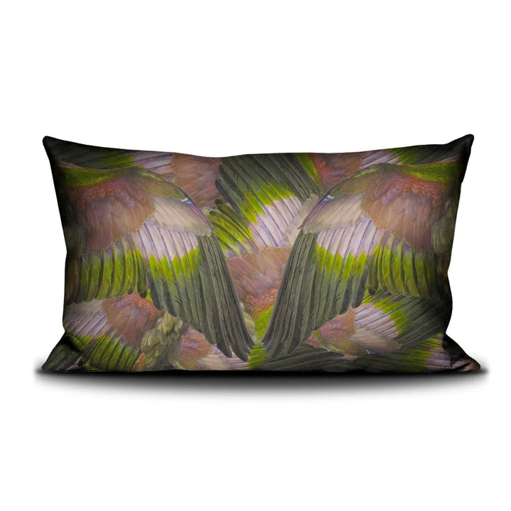 Kuvassa Voglio Bene -tyynyn takapuoli A Midsummer Night’s Dream -kuvituksella. Koko kuvitus on täynnä värikkäitä siipiä, jotka limittyvät toisiinsa.
The back of the Voglio Bene cushion with the A Midsummer Night’s Dream illustration. The entire design is filled with overlapping colorful wings.