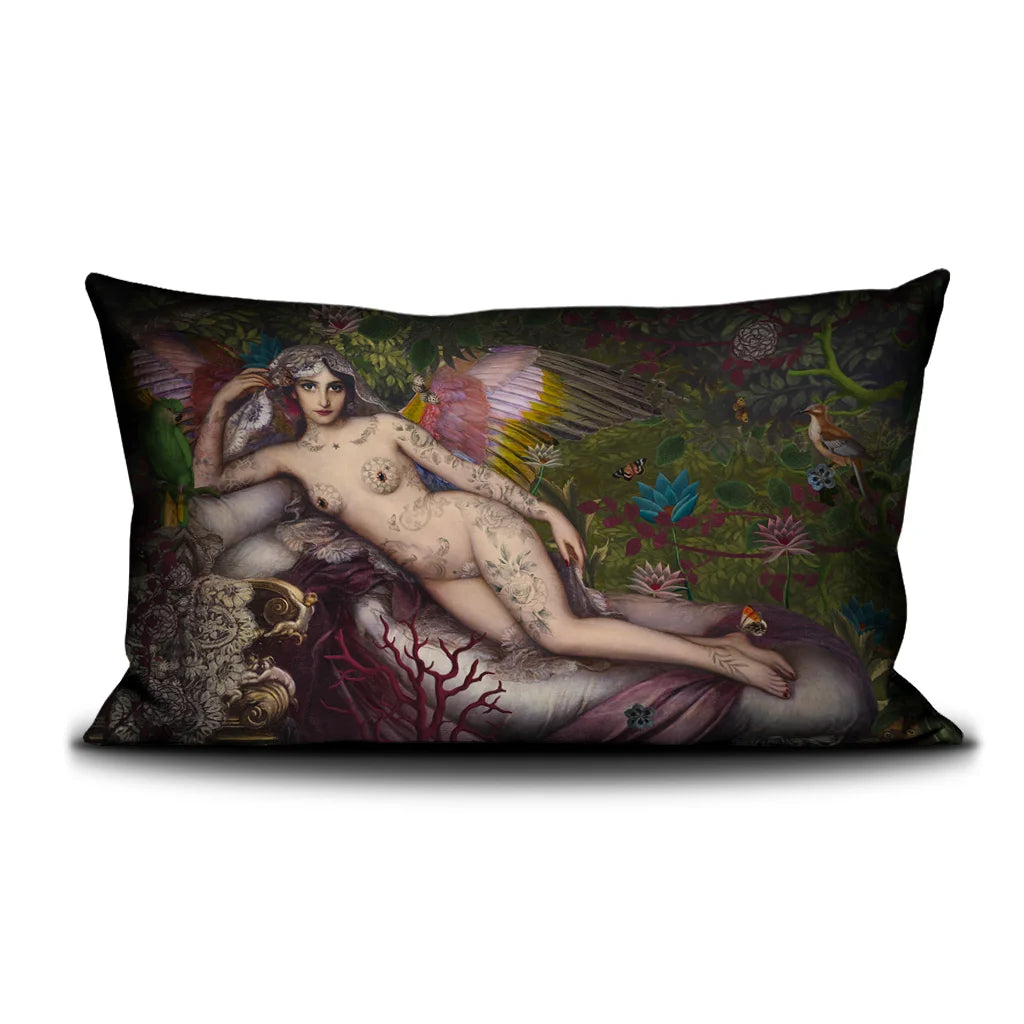 Kuvassa Voglio Bene -tyyny A Midsummer Night’s Dream -kuviolla. Alaston tatuoitu siivekäs nainen makaa taustanaan metsä, kukkia ja perhosia.
The Voglio Bene cushion with A Midsummer Night’s Dream pattern. A nude tattooed winged woman lies against a background of forest, flowers, and butterflies.