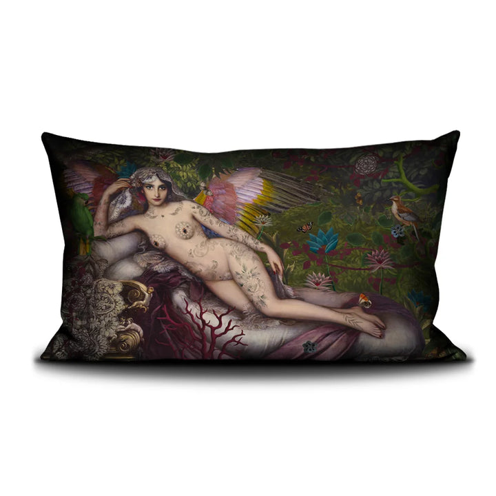 Kuvassa Voglio Bene -tyyny A Midsummer Night’s Dream -kuviolla. Alaston tatuoitu siivekäs nainen makaa taustanaan metsä, kukkia ja perhosia.
The Voglio Bene cushion with A Midsummer Night’s Dream pattern. A nude tattooed winged woman lies against a background of forest, flowers, and butterflies.