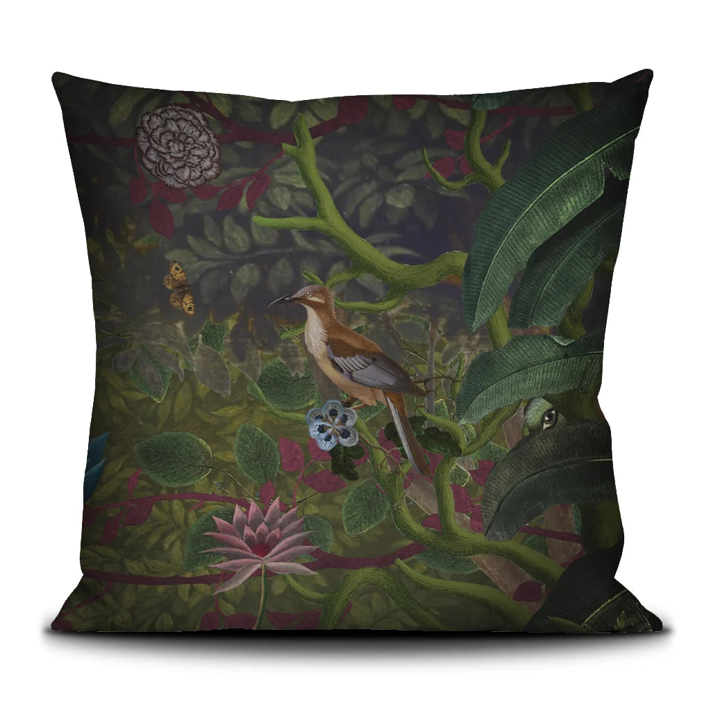 Kuvassa Voglio Bene -tyynyn takapuoli A Midsummer Night’s Dream -kuviolla. Lintu ja kasvillisuutta on kuvattu limittäin täyttäen koko pinnan, jonka lomasta kurkistaa silmä.
The back of the Voglio Bene cushion with A Midsummer Night’s Dream pattern. A bird in the middle and foliage overlap across the entire surface with an eye peeking behind leaves.