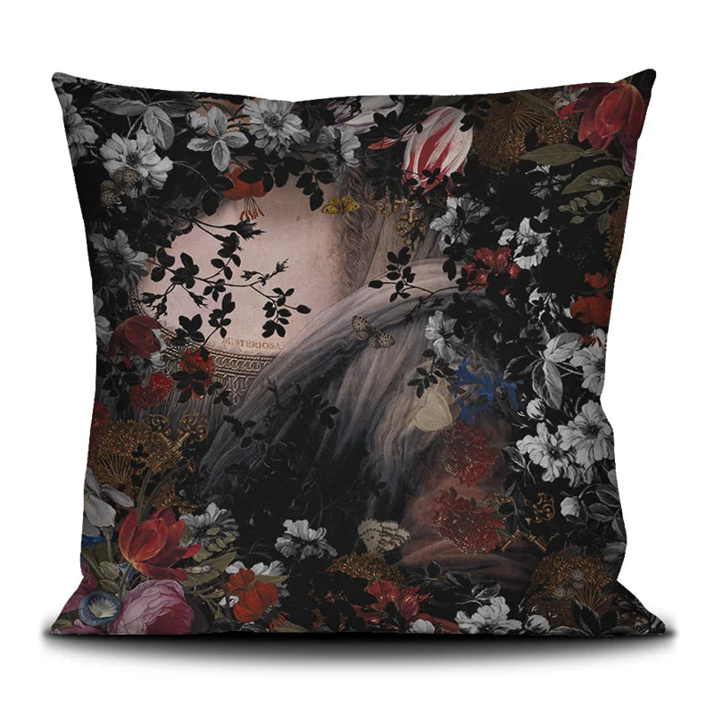 Voglio Bene Misteriosa -tyynyn takanäkymä. Kuvassa sama hahmo, rintakehä näkyvissä kukkaornamenttien reunustamana.
Back view of a Voglio Bene Misteriosa cushion. The same figure is shown with the chest area visible, framed by floral ornaments.