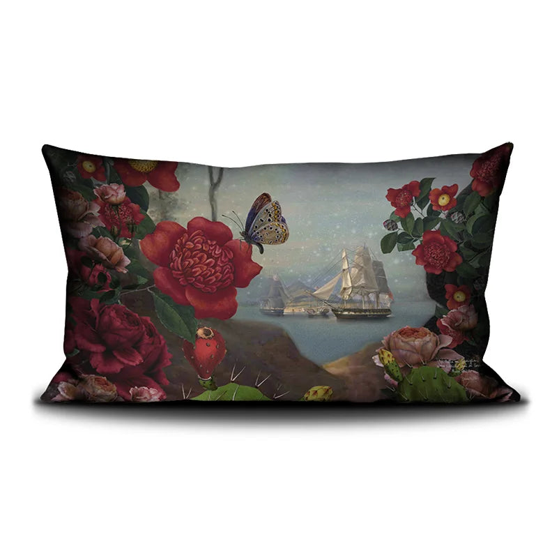 Kuvassa Voglio Bene tyynyn takapuoli Santa di U Niolu -kuvituksella, jossa näkyy lisää laivoja kukkien ja perhosen reunustamana.
In the image, the back side of a Voglio Bene cushion with the Santa di U Niolu illustration, showing more ships framed by flowers and a butterfly.