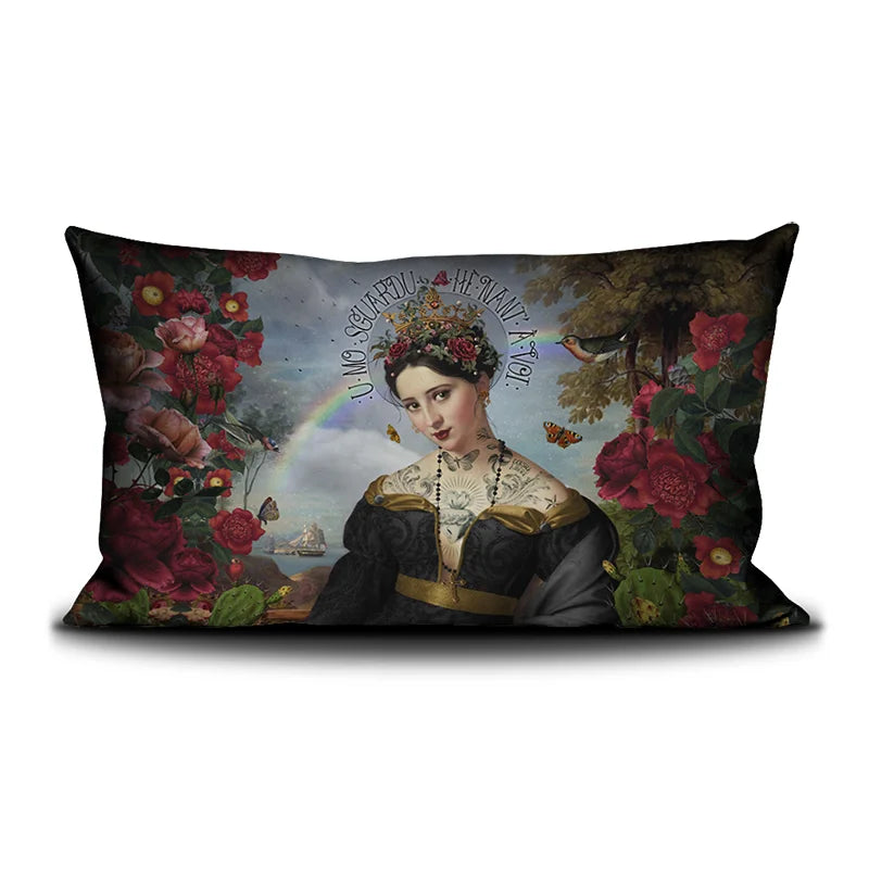 Kuvassa Voglio Bene tyynyn etupuoli Santa di U Niolu -kuvituksella, jossa tatuoitu nainen mustassa mekossa ja kukkaseppele päässä on kuvattuna kukkien reunustamana, taustalla näkyy vettä, sateenkaari ja laiva.
In the image, the front side of a Voglio Bene cushion with the Santa di U Niolu illustration, depicting a tattooed woman in a black dress with a flower crown framed by flowers, with water, a rainbow, and a ship in the background.