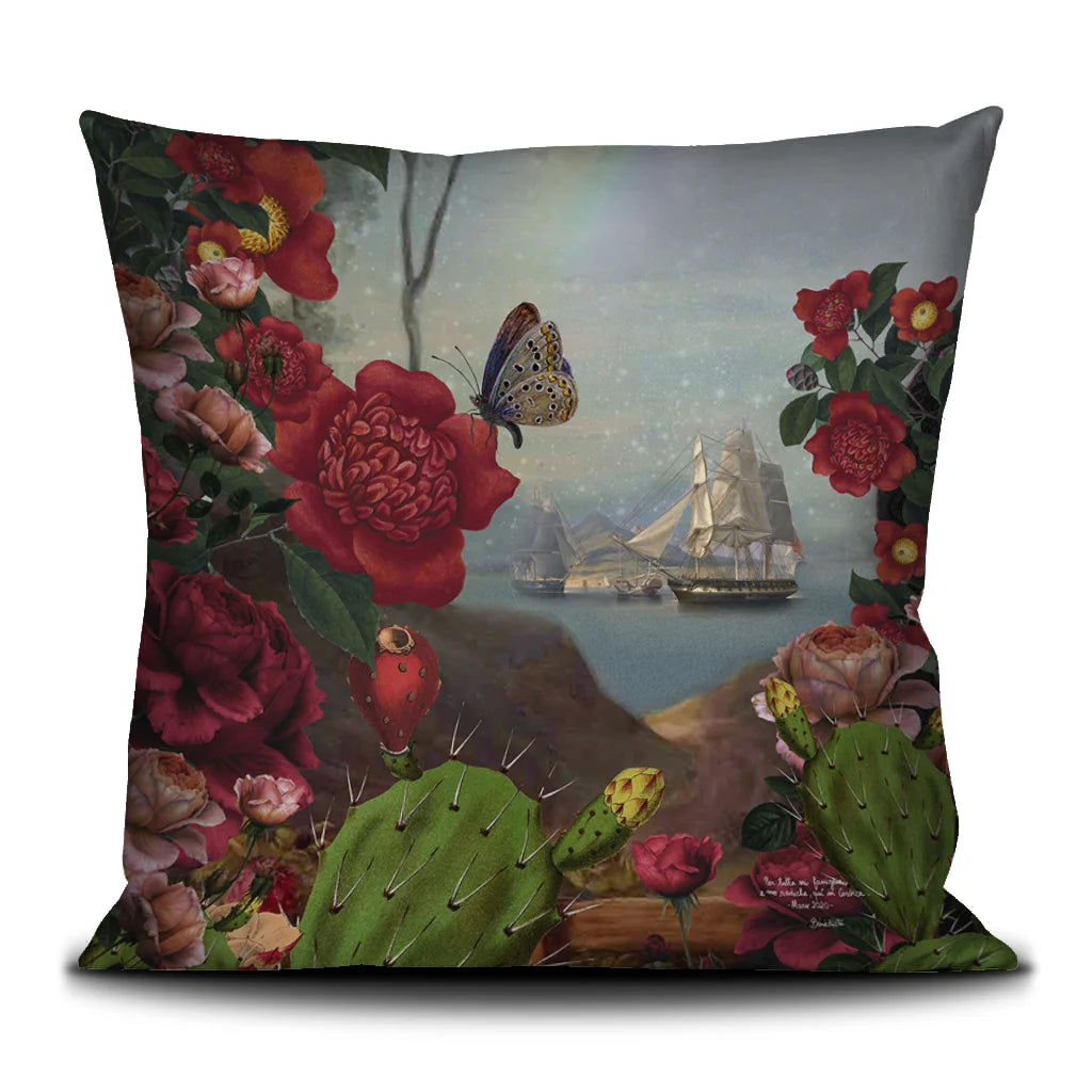 Kuvassa Voglio Bene tyynyn takapuoli Santa di U Niolu -kuvituksella, jossa näkyy lisää laivoja kukkien ja perhosen reunustamana.
In the image, the back side of a Voglio Bene cushion with the Santa di U Niolu illustration, showing more ships framed by flowers and a butterfly.
