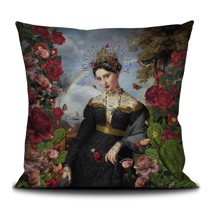 Kuvassa Voglio Bene tyynyn etupuoli Santa di U Niolu -kuvituksella, jossa tatuoitu nainen mustassa mekossa ja kukkaseppele päässä on kuvattuna kukkien reunustamana, taustalla näkyy vettä, sateenkaari ja laiva.
In the image, the front side of a Voglio Bene cushion with the Santa di U Niolu illustration, depicting a tattooed woman in a black dress with a flower crown framed by flowers, with water, a rainbow, and a ship in the background.