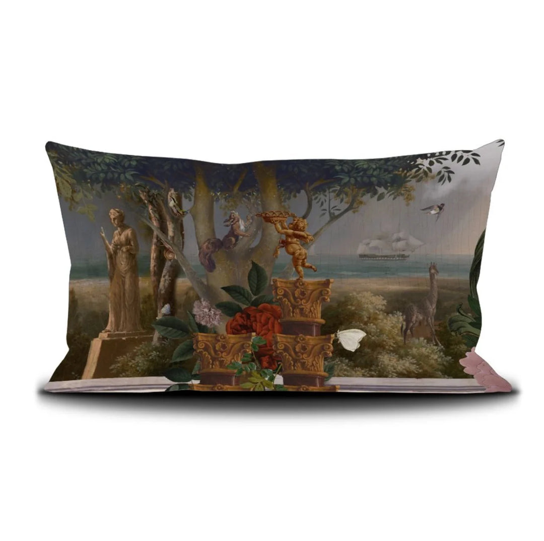 Kuvassa Voglio Bene -tyynyn takapuoli Noe-kuvituksella. Antiikkinen kerubipatsas seisoo puun edessä, taustalla avomaata, eläimiä, meri ja laiva.
The back of the Voglio Bene cushion with Noe illustration. An antique cherub statue stands before a tree with open land, animals, the sea, and a ship in the background.