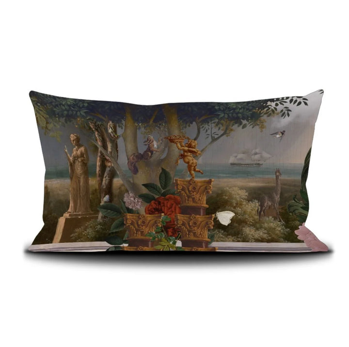 Kuvassa Voglio Bene -tyynyn takapuoli Noe-kuvituksella. Antiikkinen kerubipatsas seisoo puun edessä, taustalla avomaata, eläimiä, meri ja laiva.
The back of the Voglio Bene cushion with Noe illustration. An antique cherub statue stands before a tree with open land, animals, the sea, and a ship in the background.