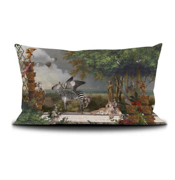 Kuvassa Voglio Bene -tyyny Noe-kuvituksella. Pegasus-seepra, apinoita ja tiikeri oleskelevat antiikkisessa ympäristössä, taustalla avomaa, ranta, meri ja laivoja.
The Voglio Bene cushion with Noe illustration. A Pegasus-zebra, monkeys, and a tiger rest in an antique setting with open land, a beach, the sea, and ships in the background.