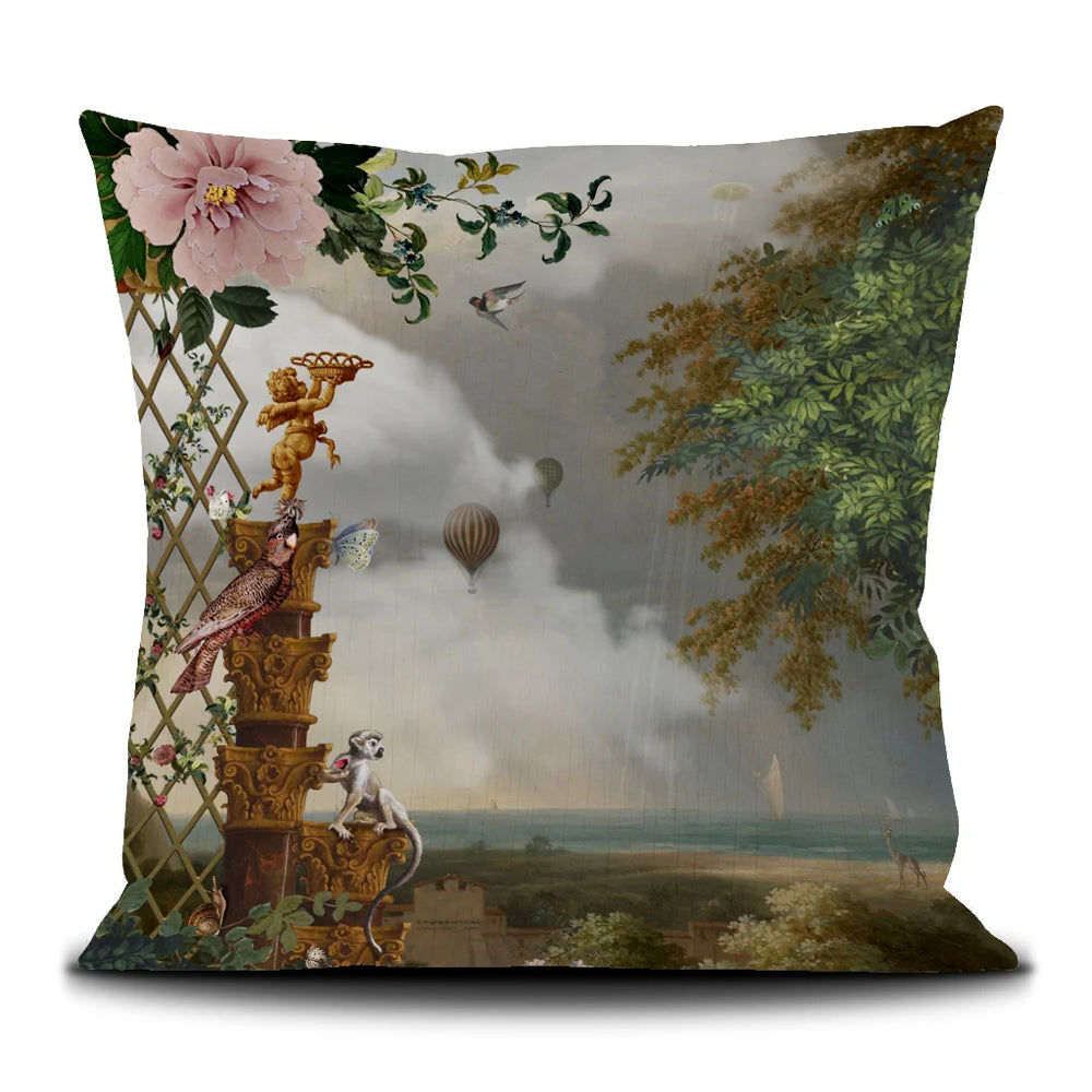 Kuvassa Voglio Bene -tyynyn takapuoli Noe-kuvituksella. Antiikkinen kerubipatsas seisoo puun edessä, taustalla avomaata, kuumailmapalloja meri ja laiva.
The back of the Voglio Bene cushion with Noe illustration. An antique cherub statue stands before a tree with open land, hot air balloons, the sea, and a ship in the background.