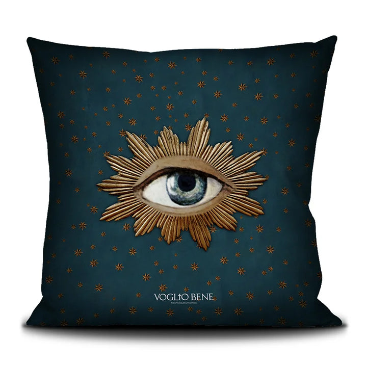 One Against Being -tyynyn takapuoli, jossa silmä ja sitä ympäröivät kultaiset säteet symboloivat oivallusta ja valoa. Back view of the One Against Being cushion by Voglio Bene, showcasing a single eye surrounded by golden rays, symbolizing insight and illumination.