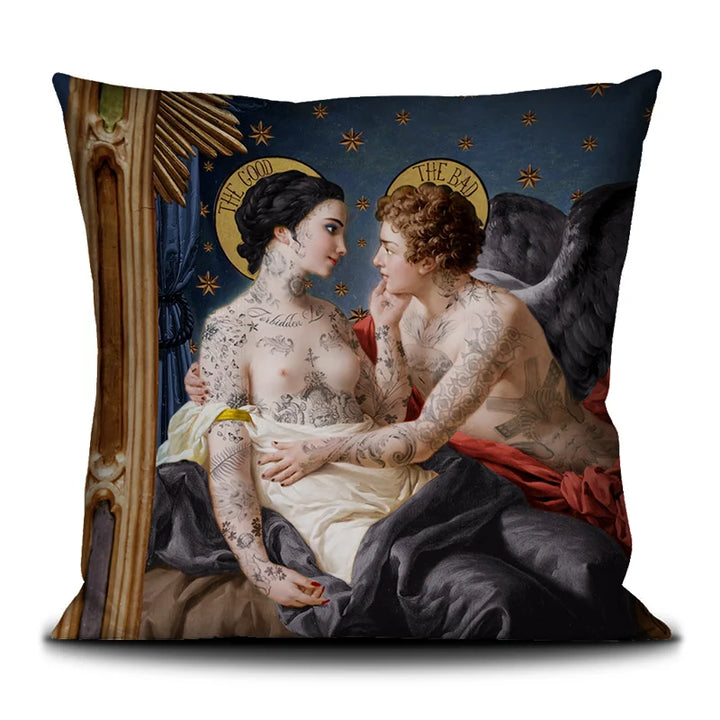 Voglio Benen One Against Being -tyyny, etupuoli, jossa symbolinen kuva naisesta ja siivekkäästä miehestä. 
Front view of the One Against Being cushionby Voglio Bene, featuring symbolic imagery of a woman and a winged man with celestial accents.