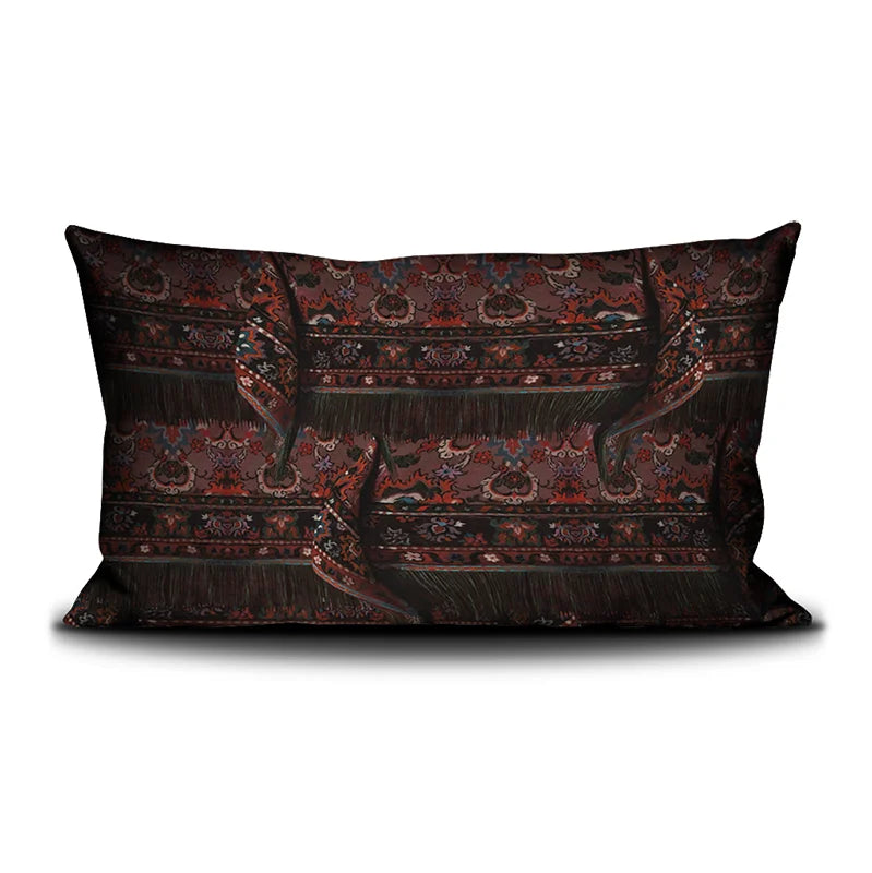 Voglio Bene Oriental Garden -tyynyn takanäkymä, koko 40 x 65 cm, jossa taustaa koristaa turkkilaistyylinen matto-ornamenttikuosi.
English: Back view of a Voglio Bene Oriental Garden cushion, size 40 x 65 cm, featuring a Turkish-style carpet ornament pattern.