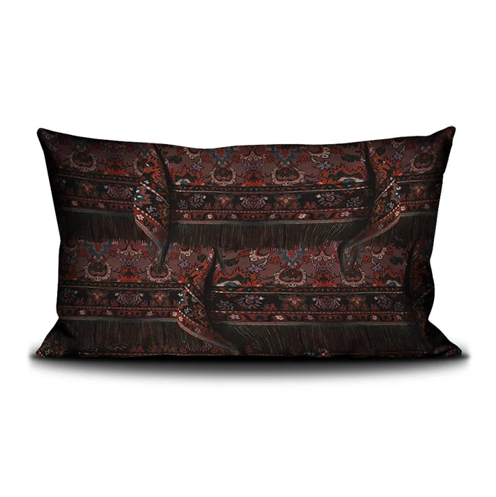 Voglio Bene Oriental Garden -tyynyn takanäkymä, koko 40 x 65 cm, jossa taustaa koristaa turkkilaistyylinen matto-ornamenttikuosi.
English: Back view of a Voglio Bene Oriental Garden cushion, size 40 x 65 cm, featuring a Turkish-style carpet ornament pattern.