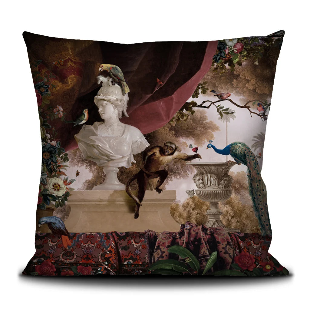 Voglio Bene Oriental Garden -tyynyn etunäkymä, koko 50 × 50 cm, jossa puutarhakuvaus riikinkukolla, roomalaisella patsaalla ja koristeellisella kasvillisuudella.
Front view of a Voglio Bene Oriental Garden pillowcase, size 50 × 50 cm, showing a garden scene with a peacock, Roman statue and ornamental foliage.