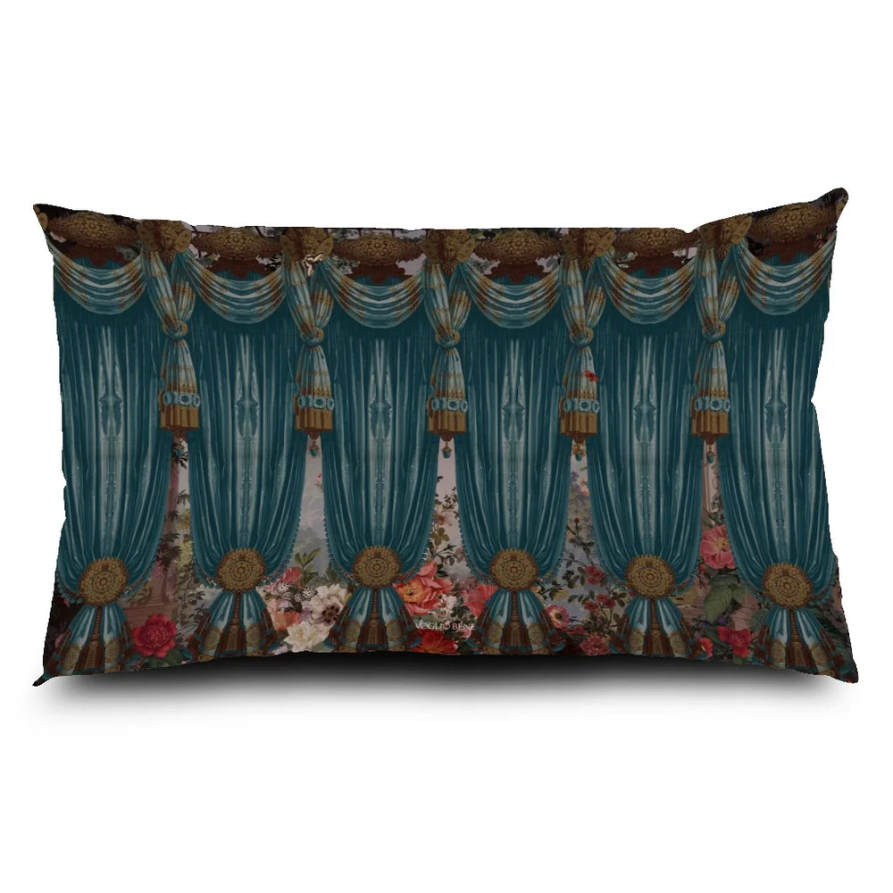 Voglio Bene Paradise -tyynyn takanäkymä. Kuvassa siniset verhot, trooppisia kukkia ja kasveja koristeellisena taustakuviona.
Back view of a Voglio Bene Paradise cushion. The image features blue curtains, tropical flowers and plants forming a decorative background pattern.
