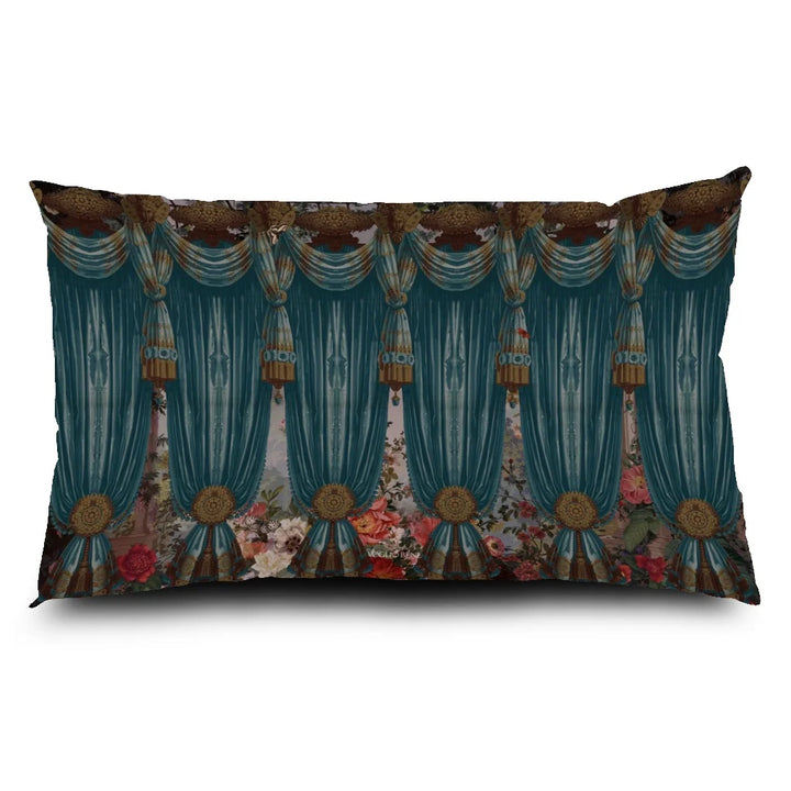 Voglio Bene Paradise -tyynyn takanäkymä. Kuvassa siniset verhot, trooppisia kukkia ja kasveja koristeellisena taustakuviona.
Back view of a Voglio Bene Paradise cushion. The image features blue curtains, tropical flowers and plants forming a decorative background pattern.