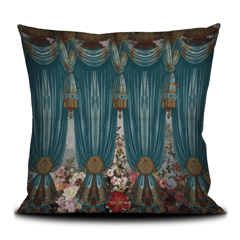 Voglio Bene Paradise -tyynyn takanäkymä. Kuvassa siniset verhot, trooppisia kukkia ja kasveja koristeellisena taustakuviona.
Back view of a Voglio Bene Paradise cushion. The image features blue curtains, tropical flowers and plants forming a decorative background pattern.