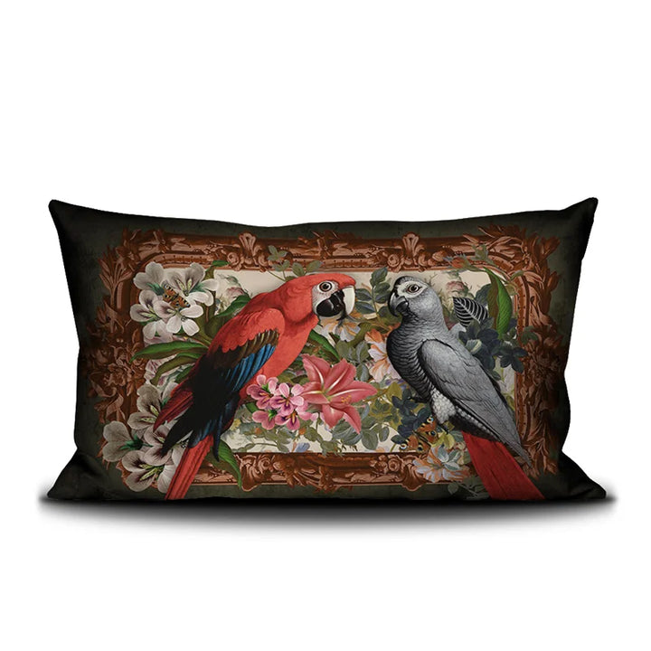 Voglio Bene Parrot -tyynyn takanäkymä. Samat papukaijat toistuvat kukkien keskellä koristeellisessa sommitelmassa.
Back view of a Voglio Bene Parrot cushion. The same parrots reappear among flowers in a decorative composition.