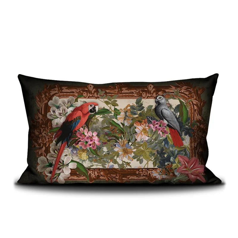 Voglio Bene Parrot -tyynyn etunäkymä. Kuvassa kaksi papukaijaa istuu kukkaornamentti-asetelmassa rehevän taustan edessä.
Front view of a Voglio Bene Parrot cushion. The illustration shows two parrots perched within a floral ornamental arrangement against a lush backdrop.