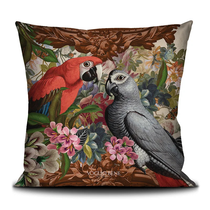 Voglio Bene Parrot -tyynyn takanäkymä. Samat papukaijat toistuvat kukkien keskellä koristeellisessa sommitelmassa.
Back view of a Voglio Bene Parrot cushion. The same parrots reappear among flowers in a decorative composition.