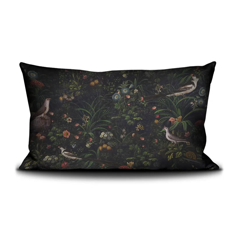 Voglio Bene Possesso -tyynyn takanäkymä. Kuvassa tumma kukkakuvio muodostaa koristeellisen taustan.
Back view of a Voglio Bene Possesso cushion. The image features a dark floral pattern as a decorative background.