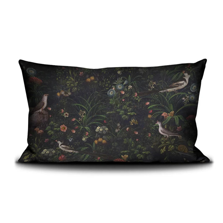 Voglio Bene Possesso -tyynyn takanäkymä. Kuvassa tumma kukkakuvio muodostaa koristeellisen taustan.
Back view of a Voglio Bene Possesso cushion. The image features a dark floral pattern as a decorative background.
