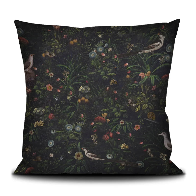 Voglio Bene Possesso -tyynyn takanäkymä. Kuvassa tumma kukkakuvio muodostaa koristeellisen taustan.
Back view of a Voglio Bene Possesso cushion. The image features a dark floral pattern as a decorative background.