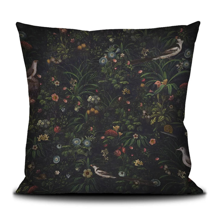 Voglio Bene Possesso -tyynyn takanäkymä. Kuvassa tumma kukkakuvio muodostaa koristeellisen taustan.
Back view of a Voglio Bene Possesso cushion. The image features a dark floral pattern as a decorative background.