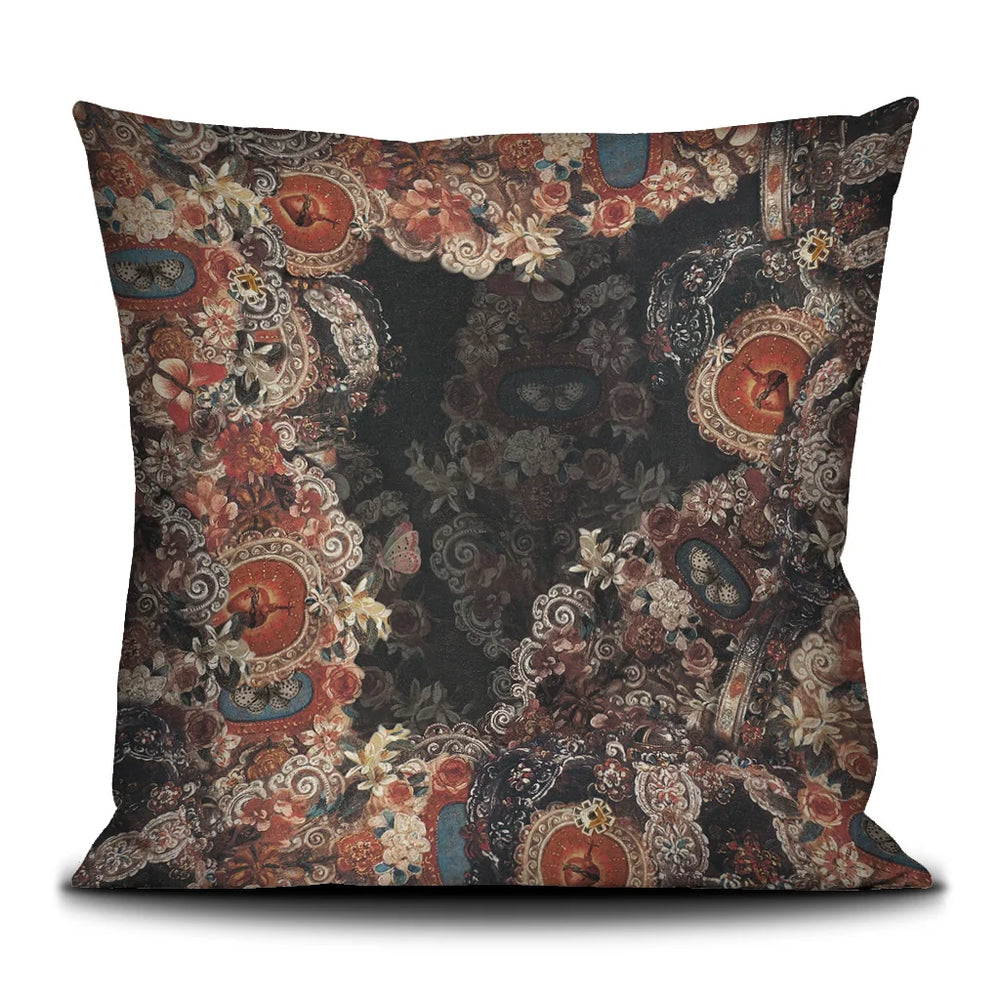 Voglio Benen Prayer-tyynyn takanäkymä. Sama kukkakuosi jatkuu tummalla taustalla, jossa myös perhosia ja koristeellisia sydänsymboleita.
Back view of the Voglio Bene Prayer cushion. The same floral pattern continues on a dark background, accompanied by butterflies and decorative heart symbols.