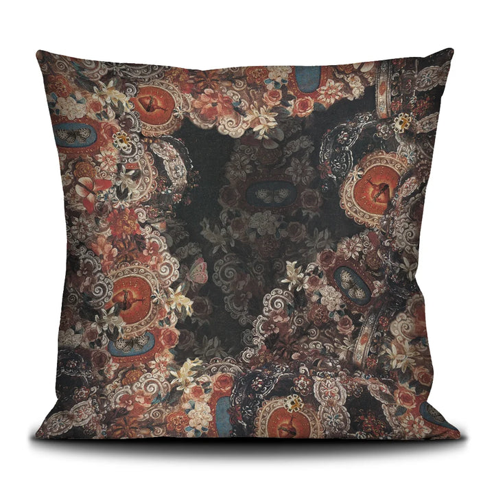 Voglio Benen Prayer-tyynyn takanäkymä. Sama kukkakuosi jatkuu tummalla taustalla, jossa myös perhosia ja koristeellisia sydänsymboleita.
Back view of the Voglio Bene Prayer cushion. The same floral pattern continues on a dark background, accompanied by butterflies and decorative heart symbols.