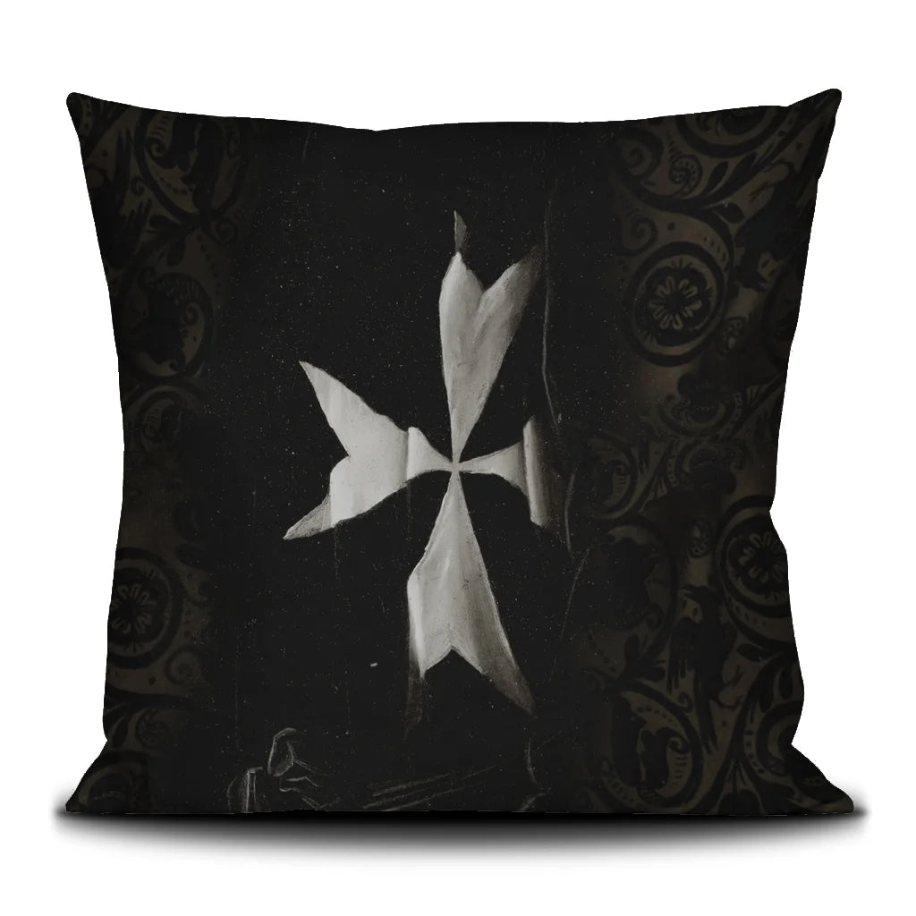 Kuvassa Voglio Bene -tyynyn takapuoli Protection -kuvituksella. Valkoinen pattee-risti erottuu tummalla ornamenttikuvioidulla taustalla.
The back of the Voglio Bene cushion with Protection illustration. A white pattee cross stands out against a dark ornamental background.