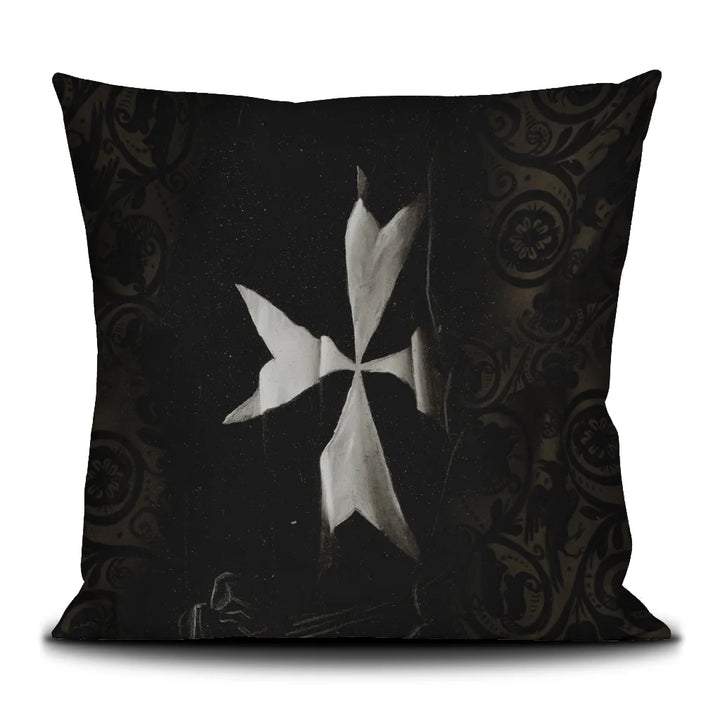 Kuvassa Voglio Bene -tyynyn takapuoli Protection -kuvituksella. Valkoinen pattee-risti erottuu tummalla ornamenttikuvioidulla taustalla.
The back of the Voglio Bene cushion with Protection illustration. A white pattee cross stands out against a dark ornamental background.