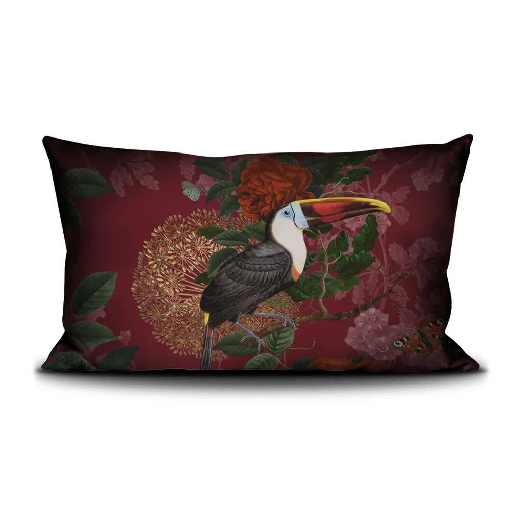 Kuvassa Voglio Bene -tyyny Rio -kuvituksella. Tukaani ja perhonen erottuvat punaisella metsätaustalla.
The Voglio Bene cushion with Rio illustration. A toucan and a butterfly stand out against a red forest background.