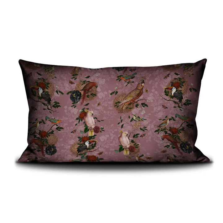 Kuvassa Voglio Bene -tyynyn etunäkymä Rio -kuvituksella. Papukaijoja, perhosia ja muita eksoottisia lintuja vaalenapunaisella koristeellisella taustalla.
The front view of Voglio Bene cushion with Rio illustration. Parrots, butterflies and other exotic birds with an ornamental pink backround.