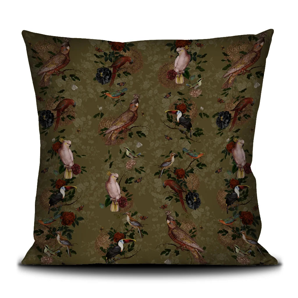 Kuvassa Voglio Bene -tyynyn takanäkymä Rio -kuvituksella. Papukaijoja, perhosia ja muita eksoottisia lintuja vihreällä koristeellisella taustalla.
The back view of Voglio Bene cushion with Rio illustration. Parrots, butterflies and other exotic birds with an ornamental green backround.