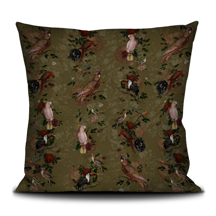 Kuvassa Voglio Bene -tyynyn takanäkymä Rio -kuvituksella. Papukaijoja, perhosia ja muita eksoottisia lintuja vihreällä koristeellisella taustalla.
The back view of Voglio Bene cushion with Rio illustration. Parrots, butterflies and other exotic birds with an ornamental green backround.