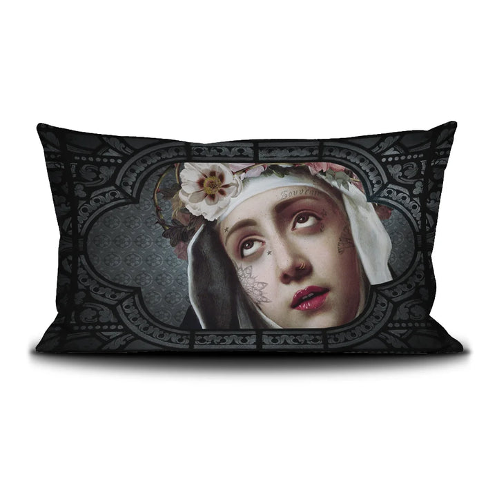 Kuvassa Voglio Bene tyynyn takapuoli Saint Rita -kuvituksella, jossa näkyy naisen kasvot ornamenttikuvion reunustamina.
In the image, the back side of a Voglio Bene cushion with the Saint Rita illustration, showing the woman’s face framed by an ornamental pattern.